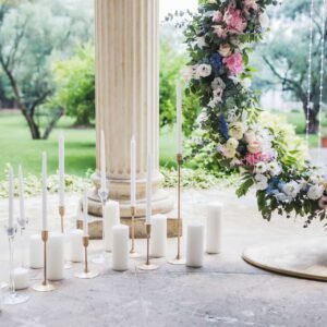 πολυτελης διακοσμηση γαμου με ροτοντα λουλουδιων και κερια